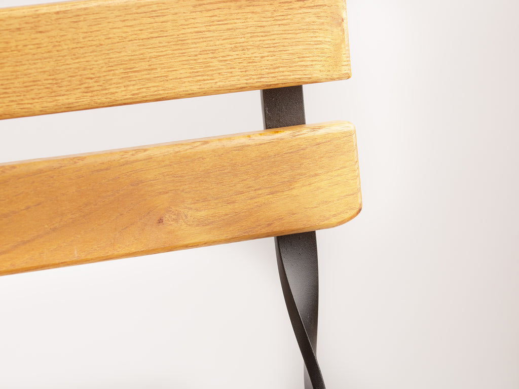 foldable garden side chair. Sustainable hardwood and matt black steel frame. Detail image